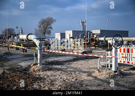 Friedeburg, Allemagne. 12th décembre 2022. Des travaux sont en cours sur le Wilhelmshaven Anbindungs-Leitung (WAL). Une dernière section du nouveau gazoduc pour le terminal d'importation de gaz naturel liquéfié (GNL) de Wilhelmshaven est maintenant reliée au réseau de transport de gaz allemand. Sur un chantier de construction dans le district de Wittmund en frison oriental, le tuyau a été posé dans le sol et les soudures finales ont été effectuées. Credit: Sina Schuldt/dpa/Alay Live News Banque D'Images