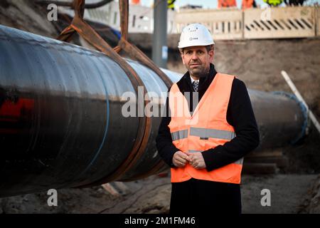 Friedeburg, Allemagne. 12th décembre 2022. OLAF Lies (SPD), ministre des Affaires économiques et des Transports de Basse-Saxe, se trouve à côté du pipeline de liaison Wilhelmshaven (WAL). Une dernière section du nouveau gazoduc pour le terminal d'importation de gaz naturel liquéfié (GNL) de Wilhelmshaven est maintenant reliée au réseau de transport de gaz allemand. Sur un chantier de construction dans le district de Wittmund en frison oriental, le tuyau a été posé dans le sol et les soudures finales ont été effectuées. Credit: Sina Schuldt/dpa/Alay Live News Banque D'Images