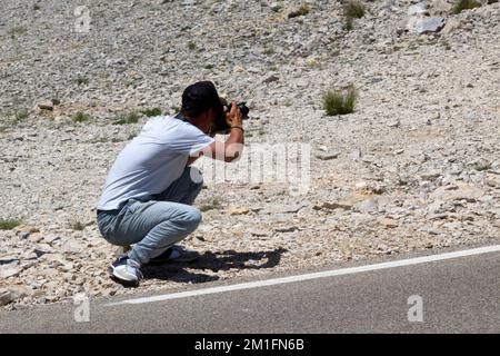 Mont Ventoux (1 910 mètres) surnommé le géant de la Provence ou le mont Bald. Photographe cinéaste en action. Vaucluse, France Banque D'Images