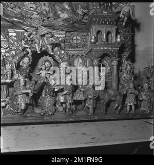 ***27 DÉCEMBRE 1965, PHOTO DE DOSSIER*** avant les vacances de Noël, une exposition permanente de la fabrication de crèche Trebic, dont la tradition a été maintenue Banque D'Images