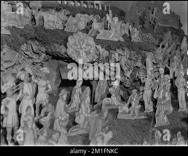 ***27 DÉCEMBRE 1965, PHOTO DE DOSSIER*** avant les vacances de Noël, une exposition permanente de la fabrication de crèche Trebic, dont la tradition a été maintenue Banque D'Images