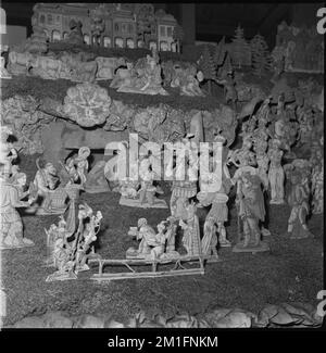 ***27 DÉCEMBRE 1965, PHOTO DE DOSSIER*** avant les vacances de Noël, une exposition permanente de la fabrication de crèche Trebic, dont la tradition a été maintenue Banque D'Images