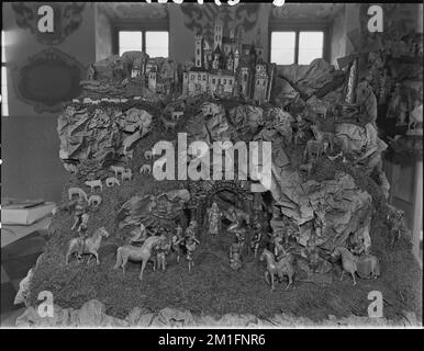 ***27 DÉCEMBRE 1965, PHOTO DE DOSSIER*** avant les vacances de Noël, une exposition permanente de la fabrication de crèche Trebic, dont la tradition a été maintenue Banque D'Images