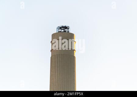 Ascenseur 109 au-dessus de la cheminée d'observation à la station électrique de Battersea. Décembre 2022. Banque D'Images