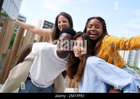 Des amis multiraciaux qui se rassemblent en plein air dans la ville Banque D'Images