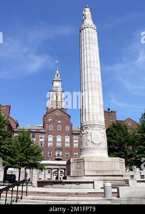 Monument de la première Guerre mondiale, dédié en 1929, à Memorial Square, Providence County Courthouse en arrière-plan, Providence, Rhode Island, États-Unis Banque D'Images