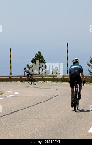 Mont Ventoux (1 910 mètres) surnommé le géant de la Provence ou le mont Bald. Descente des cyclistes vers Sault. Vaucluse, France Banque D'Images