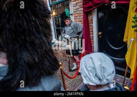 10 décembre, Deventer. Chaque année, vers cette date, le monde du 19th-siècle de l'écrivain anglais Charles Dickens revit dans la belle ville hollandaise de Deventer. Plus de 950 personnages des célèbres livres de Dickens font revivre Oliver Twist, Scrooge, Marley et M. Pickwick, etc Des femmes et des hommes riches avec des chapeaux de haut défilé dans les rues. Le paysage du festival se compose de bâtiments et maisons historiques, arbres de Noël, et des milliers de petites lumières. Non seulement dans la rue, mais aussi derrière les fenêtres, dans les maisons, dans les petites boutiques et galeries. Banque D'Images