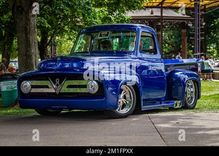 Des Moines, IA - 03 juillet 2022 : vue d'angle avant en perspective basse d'un pick-up Ford F100 1955 lors d'un salon de voiture local. Banque D'Images