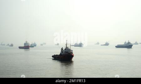 Bateaux dans le Morning Mist, Mumbai, Inde. Banque D'Images