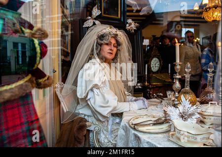 10 décembre, Deventer. Chaque année, vers cette date, le monde du 19th-siècle de l'écrivain anglais Charles Dickens revit dans la belle ville hollandaise de Deventer. Plus de 950 personnages des célèbres livres de Dickens font revivre Oliver Twist, Scrooge, Marley et M. Pickwick, etc Des femmes et des hommes riches avec des chapeaux de haut défilé dans les rues. Le paysage du festival se compose de bâtiments et maisons historiques, arbres de Noël, et des milliers de petites lumières. Non seulement dans la rue, mais aussi derrière les fenêtres, dans les maisons, dans les petites boutiques et galeries. Banque D'Images