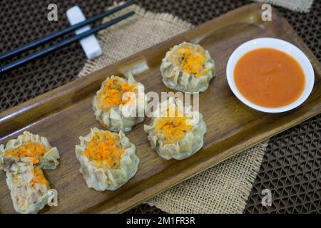 Le Siomay est un plat indonésien composé d'un poisson à la vapeur ou de boulettes de porc avec des légumes servis dans une sauce aux arachides Banque D'Images