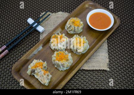 Le Siomay est un plat indonésien composé d'un poisson à la vapeur ou de boulettes de porc avec des légumes servis dans une sauce aux arachides Banque D'Images