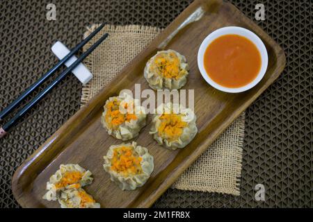 Le Siomay est un plat indonésien composé d'un poisson à la vapeur ou de boulettes de porc avec des légumes servis dans une sauce aux arachides Banque D'Images