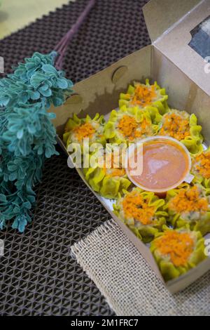 Le Siomay est un plat indonésien composé d'un poisson à la vapeur ou de boulettes de porc avec des légumes servis dans une sauce aux arachides Banque D'Images