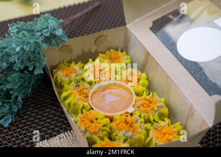 Le Siomay est un plat indonésien composé d'un poisson à la vapeur ou de boulettes de porc avec des légumes servis dans une sauce aux arachides Banque D'Images