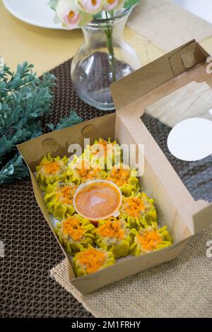 Le Siomay est un plat indonésien composé d'un poisson à la vapeur ou de boulettes de porc avec des légumes servis dans une sauce aux arachides Banque D'Images