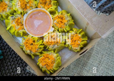 Le Siomay est un plat indonésien composé d'un poisson à la vapeur ou de boulettes de porc avec des légumes servis dans une sauce aux arachides Banque D'Images