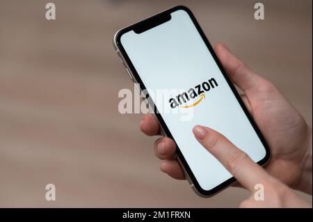 3 décembre 2022 Almaty Kazakhstan: Femme sans visage portant un smartphone avec le logo amazon sur l'écran. Banque D'Images