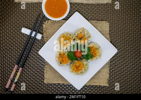 Le Siomay est un plat indonésien composé d'un poisson à la vapeur ou de boulettes de porc avec des légumes servis dans une sauce aux arachides Banque D'Images