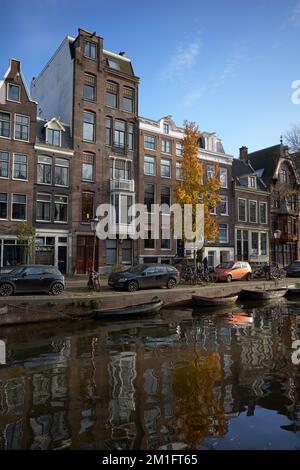 Bâtiments le long du côté ouest du Reguliersgracht, Amsterdam, dans l'après-midi soleil d'hiver. Banque D'Images