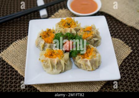 Le Siomay est un plat indonésien composé d'un poisson à la vapeur ou de boulettes de porc avec des légumes servis dans une sauce aux arachides Banque D'Images