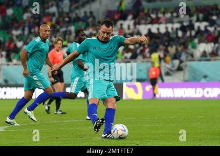 John Terry, de l'équipe A, tente de remporter un match des ouvriers et des légendes de la FIFA au stade Al Thumama, à Doha, au Qatar. Date de la photo: Lundi 12 décembre 2022. Banque D'Images