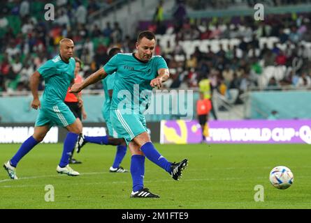 John Terry, de l'équipe A, tente de remporter un match des ouvriers et des légendes de la FIFA au stade Al Thumama, à Doha, au Qatar. Date de la photo: Lundi 12 décembre 2022. Banque D'Images