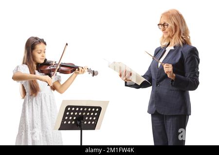 Une enseignante de musique et une écolière jouant un violon isolés sur fond blanc Banque D'Images