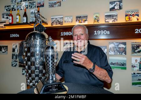 AJ Foyt, Jr. Reçoit un trophée de Borg Warner pour avoir remporté quatre fois l'Indianapolis 500 dans sa carrière. Banque D'Images