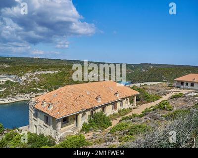 La ville de Bonifacio est située sur une falaise blanche, entourée par les eaux turquoise de la mer méditerranée sur l'île de Corse, en France Banque D'Images