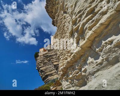 La ville de Bonifacio est située sur une falaise blanche, entourée par les eaux turquoise de la mer méditerranée sur l'île de Corse, en France Banque D'Images