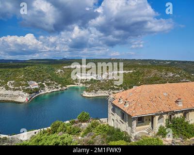 La ville de Bonifacio est située sur une falaise blanche, entourée par les eaux turquoise de la mer méditerranée sur l'île de Corse, en France Banque D'Images