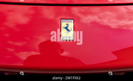 Slovénie, Ljubljana - 2 juin 2022 : logo rouge Ferrari F8 Tribto pour les voitures de sport de luxe italiennes Banque D'Images