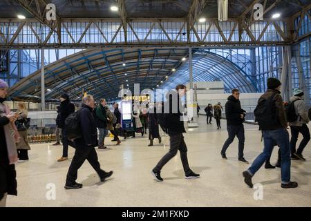 Les navetteurs sont vus à la gare très fréquentée de Waterloo le matin en raison des perturbations des transports qui sont dus à la neige glaciale. Londres a embrassé la première neige de cet hiver pendant la nuit en raison du gel de l'arctique et les transports sont gravement perturbés lundi matin. La température a été fixée en dessous de zéro ces derniers jours et le bureau met a émis un avertissement jaune de neige et de glace jusqu'à mardi matin pour Londres et le sud-est de l'Angleterre. Londres a embrassé la première neige de cet hiver pendant la nuit en raison du gel de l'arctique et les transports sont gravement perturbés lundi morni Banque D'Images