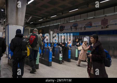 Les navetteurs font la queue pour entrer dans la station de métro Waterloo London le matin en raison des perturbations des transports qui sont attribuables à la neige glaciale. Londres a embrassé la première neige de cet hiver pendant la nuit en raison du gel de l'arctique et les transports sont gravement perturbés lundi matin. La température a été fixée en dessous de zéro ces derniers jours et le bureau met a émis un avertissement jaune de neige et de glace jusqu'à mardi matin pour Londres et le sud-est de l'Angleterre. Londres a embrassé la première neige de cet hiver pendant la nuit en raison du gel de l'arctique et les transports sont sévèrement dis Banque D'Images