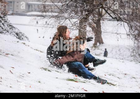 Londres, Royaume-Uni. 12th décembre 2022. Les gens de Greenwich Park s'amusent dans la neige avec les nombreuses collines couvertes de neige du Royal Park offrant un grand espace pour les marcheurs et ceux qui veulent faire du traîneau, de la luge, et même du snowboard. Credit: Imagetraceur/Alamy Live News Banque D'Images