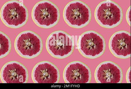 Tranches de pomelo isolées sur fond rose. Idée de concept d'agrumes. Banque D'Images