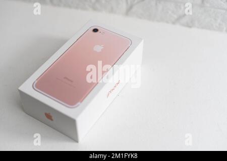 Kiev, Ukraine - 10 décembre 2022: IPhone 7 nouveau dans la boîte originale isolée sur fond blanc. Tir de boxe Banque D'Images