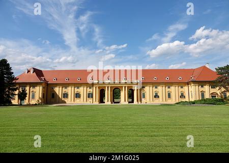 Vue de face de l'école d'équitation du château de Lednice, patrimoine mondial de l'UNESCO à Lednice, Moravie du Sud, République tchèque Banque D'Images