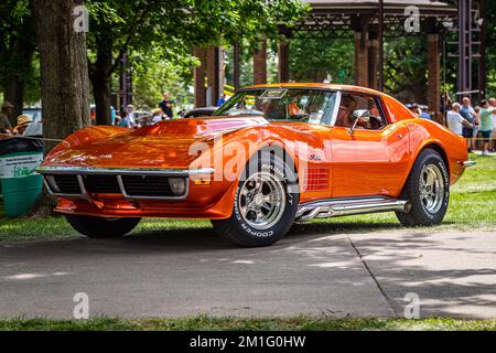 Des Moines, IA - 03 juillet 2022 : vue d'angle avant en perspective basse d'une Corvette Stingray 1972 de Chevrolet lors d'un salon de voiture local. Banque D'Images