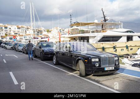 Rolls Royce voiture garée avec des yachts derrière, Puerto Banus, Marbella, Costa del sol, Espagne. Banque D'Images