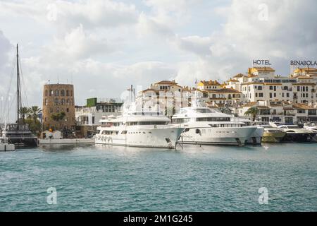 Puerto Banús, marina de luxe avec Lady Haya Yacht amarré, Marbella, Costa del sol, Andalousie, Espagne. Banque D'Images