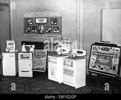 Vitrine promotionnelle pour appareils électriques au Ritz - ABC Cinema à Cleethorpes, Lincolnshire, Angleterre en 1958 avec exposition pour JANET MUNRO dans LE TROLLENBERG TERREUR / L'ŒIL CRAQUANT 1958 réalisateur QUENTIN LAWRENCE Tempean films / Eros films Banque D'Images