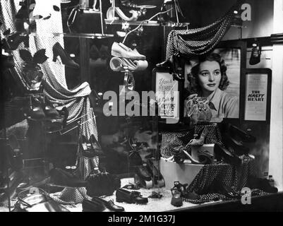 Voir l'exposition de Messrs Blindells Chaussures pour montrer au Ritz - ABC Cinema à Cleethorpes, Lincolnshire, Angleterre en 1949 de RONALD REAGAN PATRICIA NEAL et RICHARD TODD dans LE COEUR HÂTIF 1949 réalisateur VINCENT SHERMAN scène John Patrick Associated British Picture Corporation (ABPC) / Warner Bros. Banque D'Images