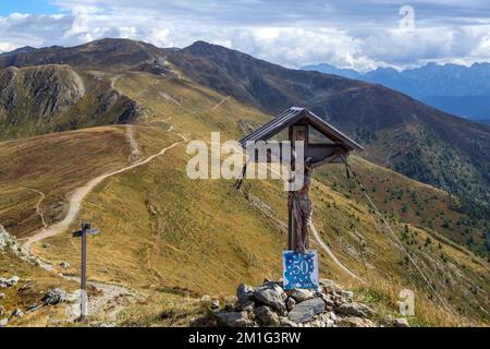 Memorial Crucifix en bois sur le sommet de Monte Elmo. Alpes carniques. Frontière Australie/Italie. Europe. Banque D'Images