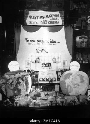 Boutique exposition à Boots The Chemists pour montrer au Ritz - ABC Cinema à Cleethorpes, Lincolnshire, Angleterre en 1949 d'ANNA NEAGKLE et MICHAEL WILDING à MAYTIME N MAYFAIR 1949 réalisateur HERBERT WILCOX scénario Nicholas Phipps Herbert Wilcox Productions / British Lion film Corporation Banque D'Images