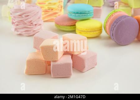 Divers de douceur: Macarons, guimauves et zéphans. Desserts colorés faits maison pour les vacances. Banque D'Images