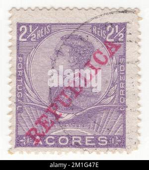 AÇORES - VERS 1910 : un vieux Açores utilisait un timbre-poste violet 2½ reis. Timbres montrant le portrait du roi Manuel II sur-imprimé 'PUBLICA' dans la carmine Banque D'Images