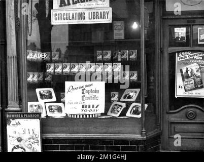 Librairie / Newsagent Shop exposition avec livre Tie-in pour le spectacle dans le Ritz - ABC Cinema à Cleethorpes, Lincolnshire, Angleterre en 1948 de TYRONE POWER et JEAN PETERS en CAPITAINE DE CASTILLE 1947 réalisateur HENRY KING roman Samuel Shellabarger musique Alfred Newman 20ième siècle Fox